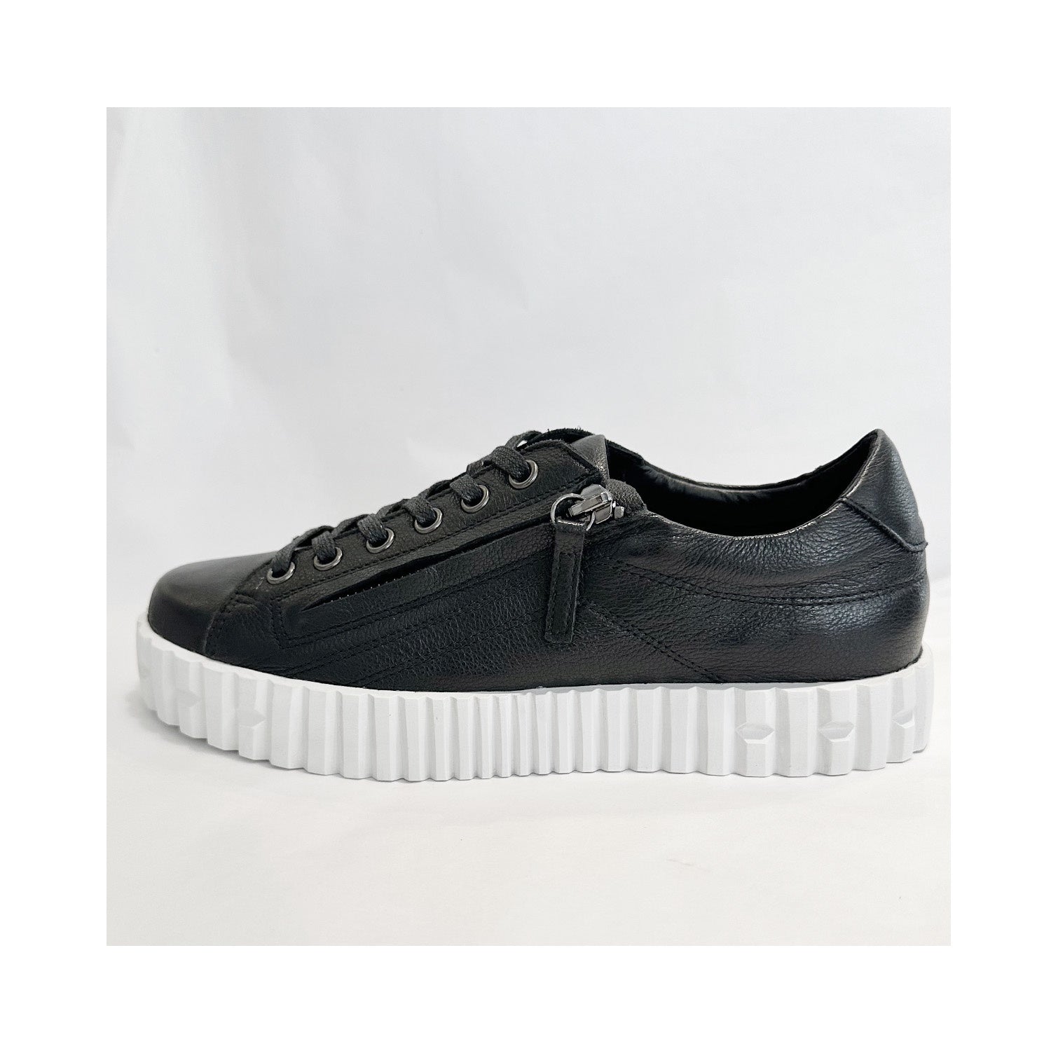 Shoe Oetha - Black & White