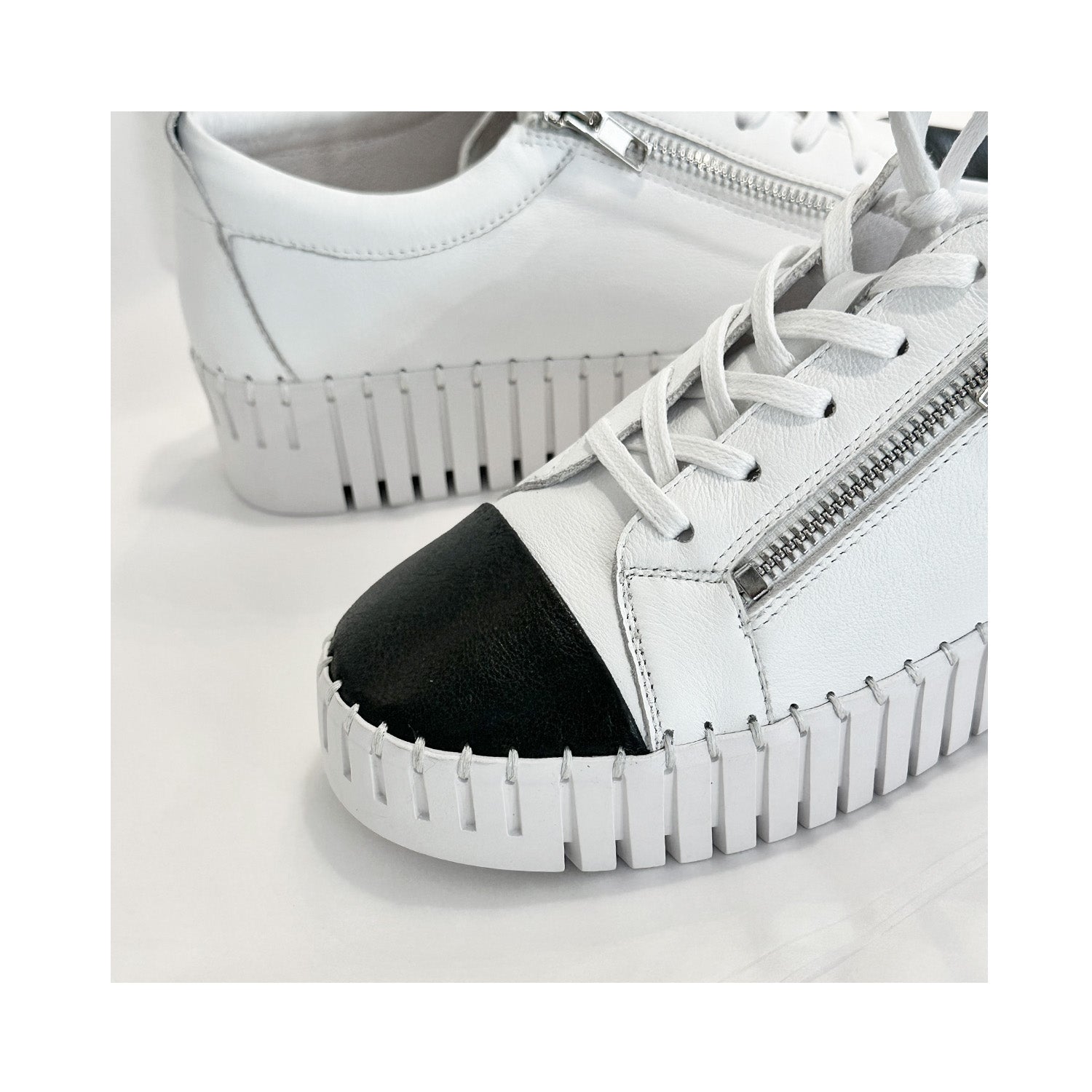 Shoe Buckley - Black & White