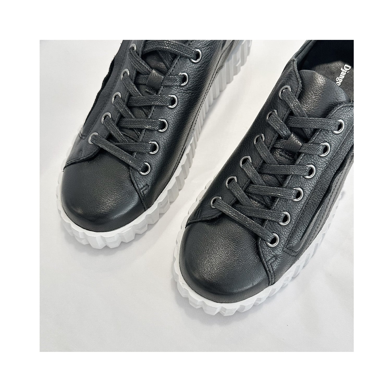 Shoe Oetha - Black & White