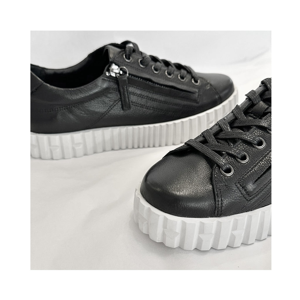 Shoe Oetha - Black & White