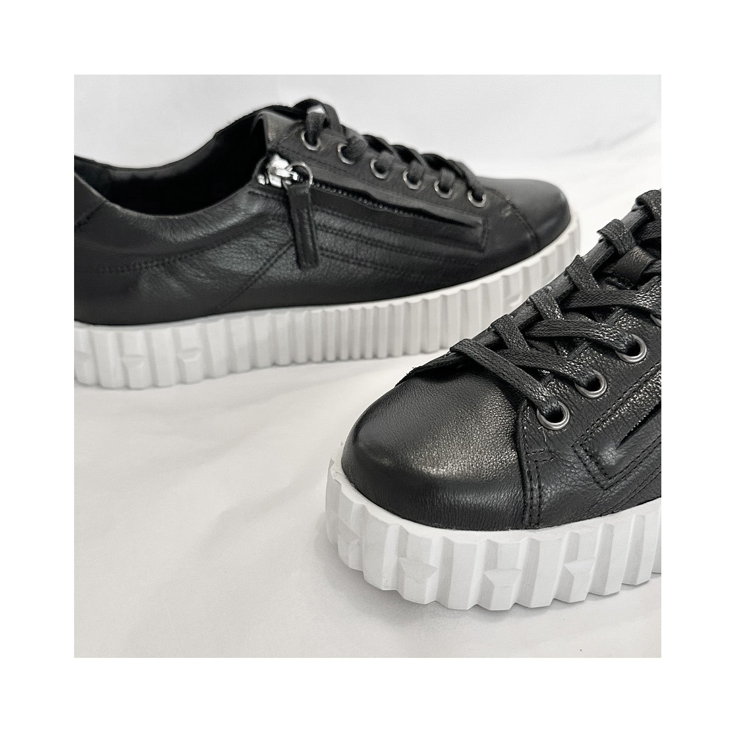 Shoe Oetha - Black & White